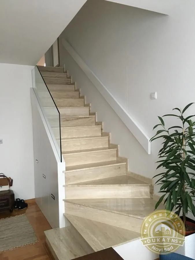 Prodaja, četvorosoban stan, 79m², Centar, Novi Sad