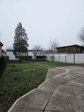 Pogled na dvorište sa popločanim stazama i travnjakom. - image 17