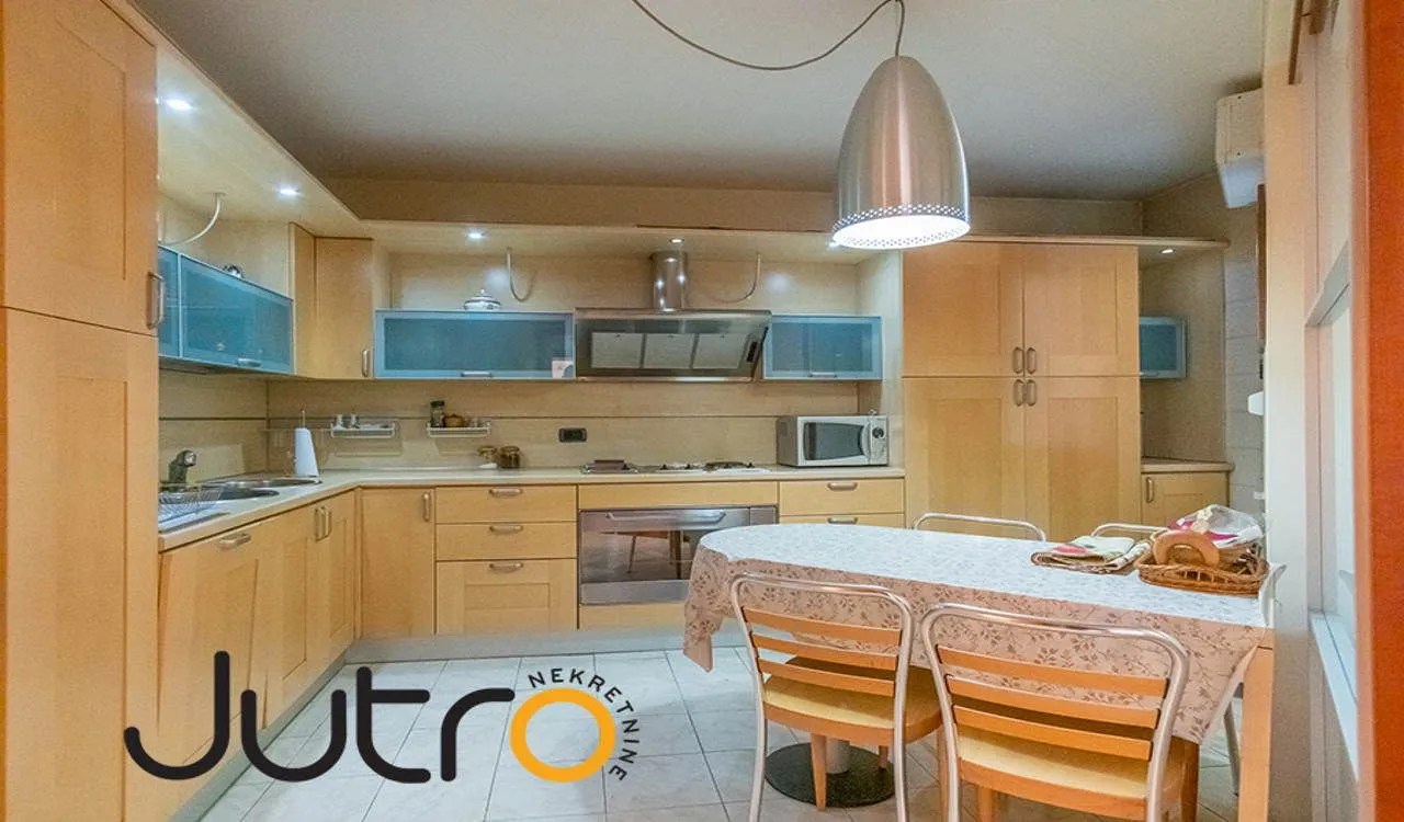 Prodaja, četvorosoban stan, 280m², Preko Morače, Podgorica