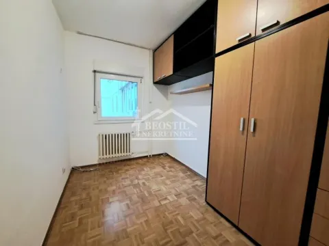 Manja soba sa ugradnim ormarom, parketom i prozorom. - image 14