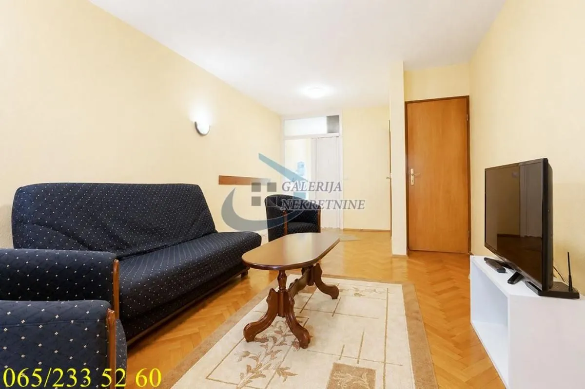 Prodaja, dvosoban stan, 72m², Centar, Inđija