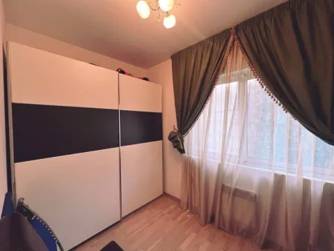 Manja spavaća soba sa velikim garderoberom i prozorom sa zavjesama. - image 4