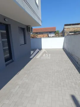 Popločano dvorište i ulaz u zgradu. - image 4