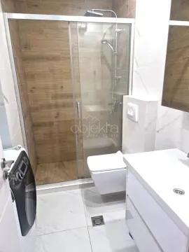 Moderne kupatilo sa tuš kabinom, umivaonikom i veš mašinom. - image 6