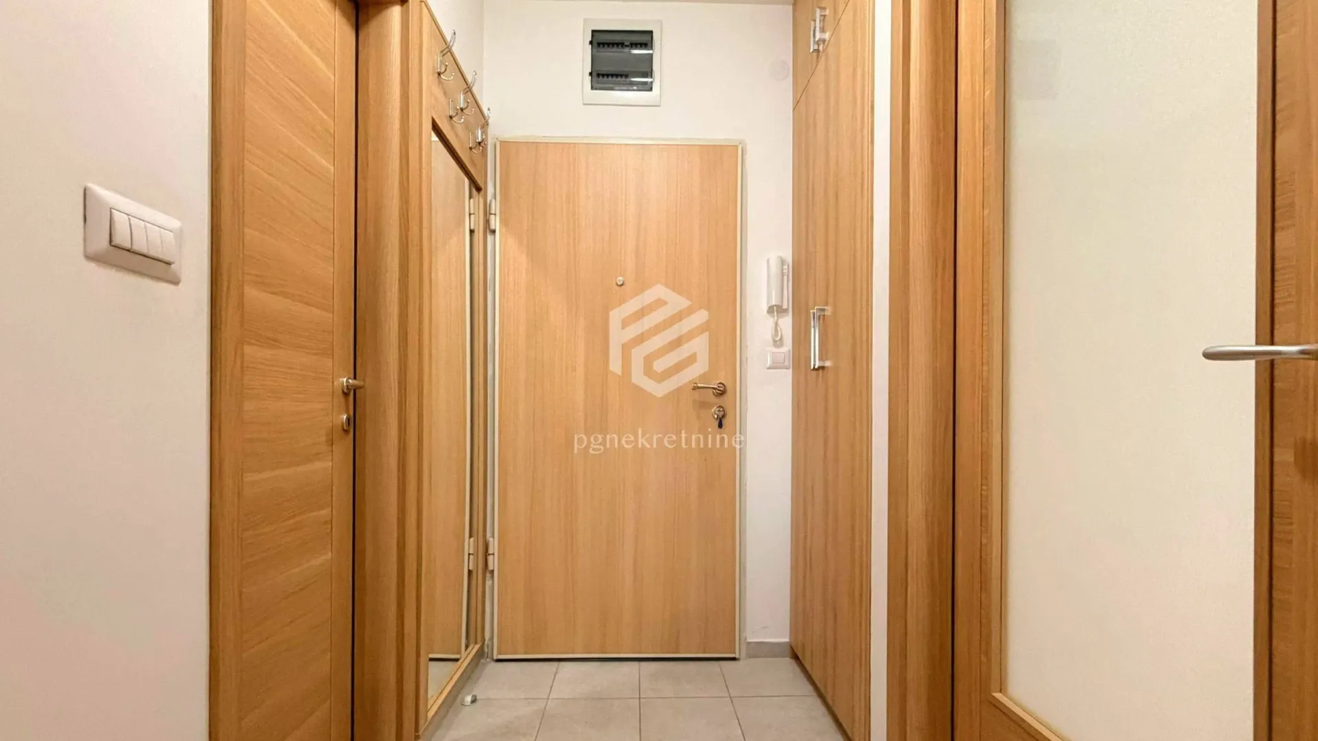 Izdavanje, jednosoban stan, 50m², Stari Aerodrom, Podgorica