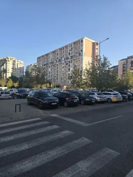 Pogled na stambenu zgradu i parking ispred ulaza. - image 3