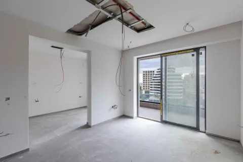 Prazna prostorija u toku renoviranja sa izlazom na balkon i pogledom na grad. - image 3
