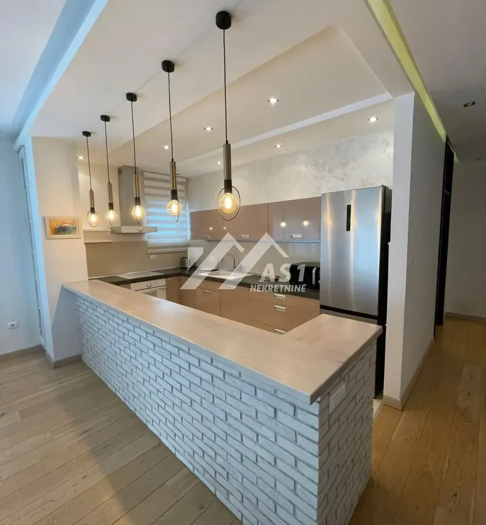 Izdavanje, trosoban stan, 105m², Adamovićevo Naselje, Novi Sad Sve Podlokacije