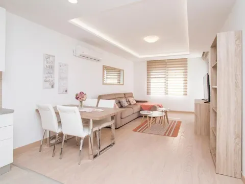 Izdavanje, jednosoban stan, 57m², Centar, Tivat - image 3