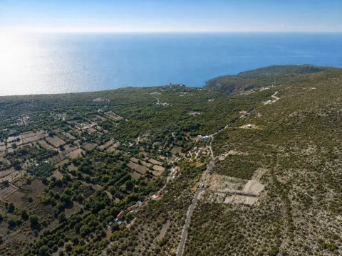 Pogled iz vazduha na prirodu, naselje i obalu mora. - image 5