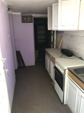 Stara kuhinja sa bijelim elementima i ljubičastim zidovima. - image 14