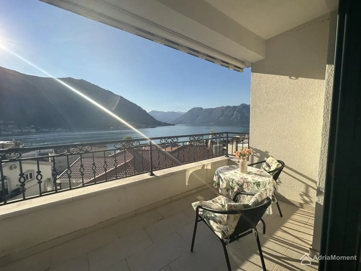 Sale, two bedroom apartment, 75m², Dobrota, Kotor