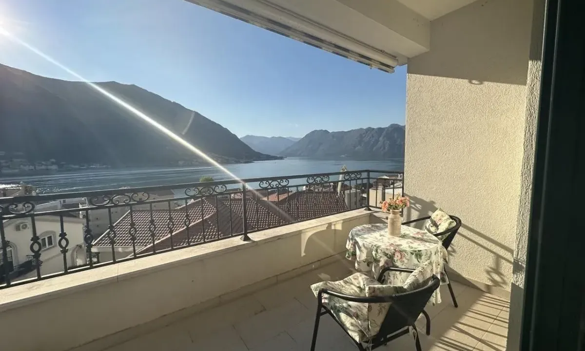 Sale, two bedroom apartment, 75m², Dobrota, Kotor