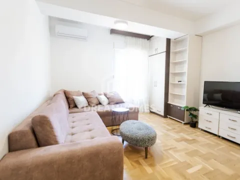 Izdavanje, jednosoban stan, 40m², Blok 9, Podgorica