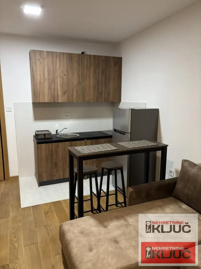 Izdavanje, garsonjera, 28m², Bulevar Oslobodjenja, Novi Sad Sve Podlokacije