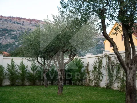 Izdavanje, kuća, 166m², Tološi, Podgorica - image 35
