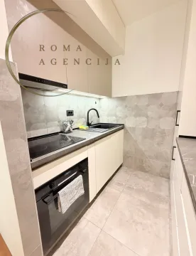 Moderna kuhinja sa ugradnim elementima i pločicama u svijetlim tonovima. - image 6