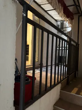 Manji natkriveni balkon sa metalnom ogradom i pogledom na unutrašnji dio zgrade. - image 6