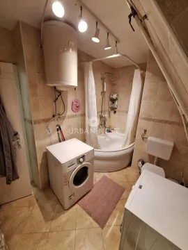 Kupatilo opremljeno tuš kabinom, WC šoljom, bojlerom i mašinom za veš. - image 11