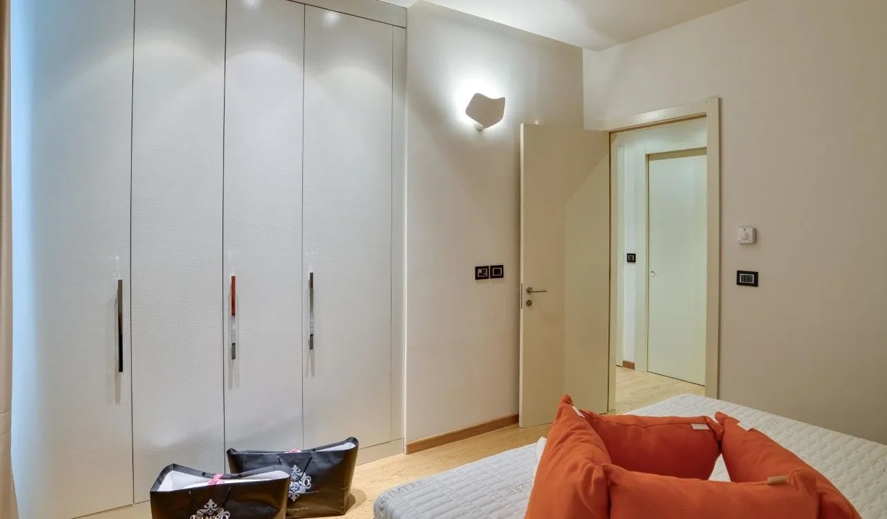Bedroom with a built-in wardrobe and a bed.