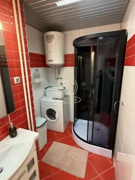 Kupatilo sa tuš kabinom, umivaonikom, veš mašinom i bojlerom. - image 15