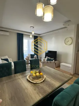 Prostrana dnevna soba sa trpezarijom i modernim nameštajem. - image 11