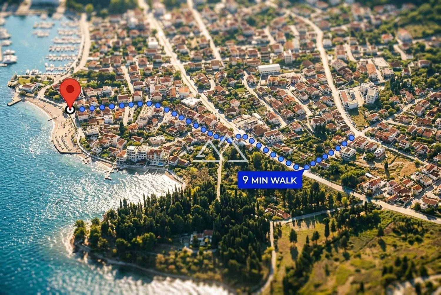 Pogled iz vazduha na lokaciju i naselje sa ucrtanom pješačkom rutom do plaže.