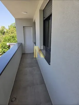 Dugački popločani balkon sa prozorom i vratima koja vode u stan. - image 4