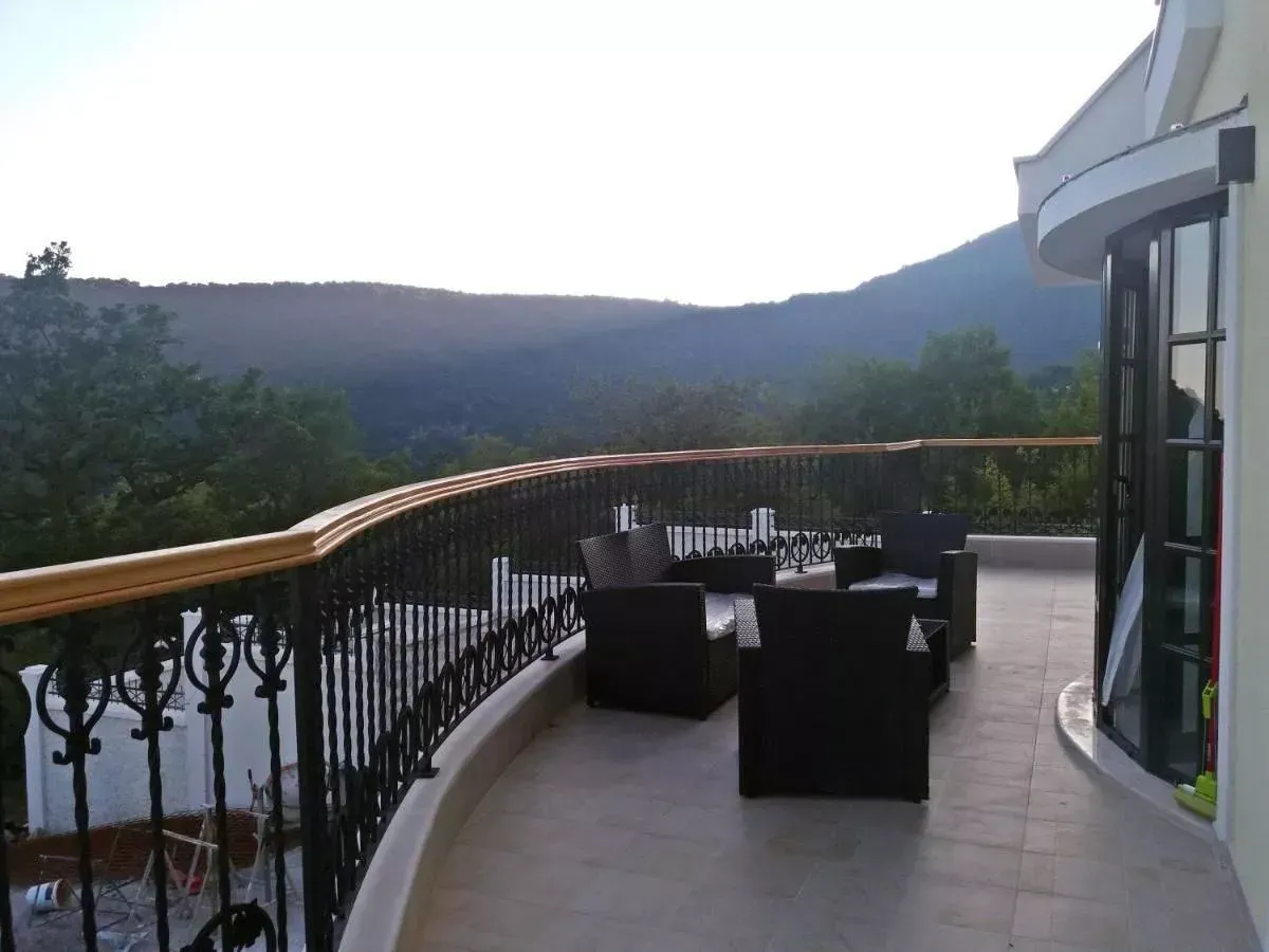 Velika terasa sa garniturom za sjedenje i pogledom na prirodu.