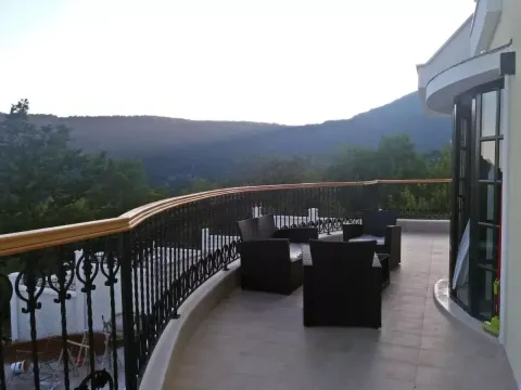 Velika terasa sa garniturom za sjedenje i pogledom na prirodu. - image 15