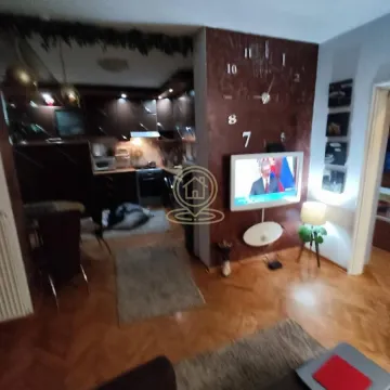 Dnevna soba sa TV-om, velikim zidnim satom i pogledom na kuhinju. - image 3