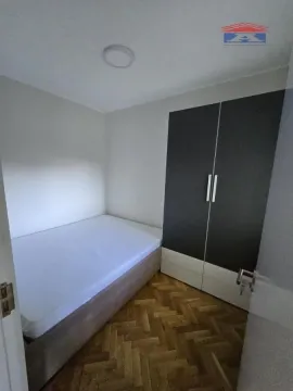 Manja spavaća soba sa krevetom i ormarom. - image 6