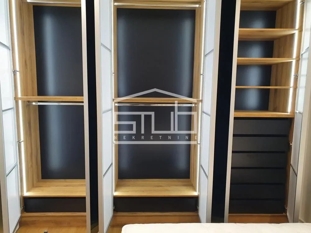 Izdavanje, trosoban stan, 88m², Savski Trg, Beograd