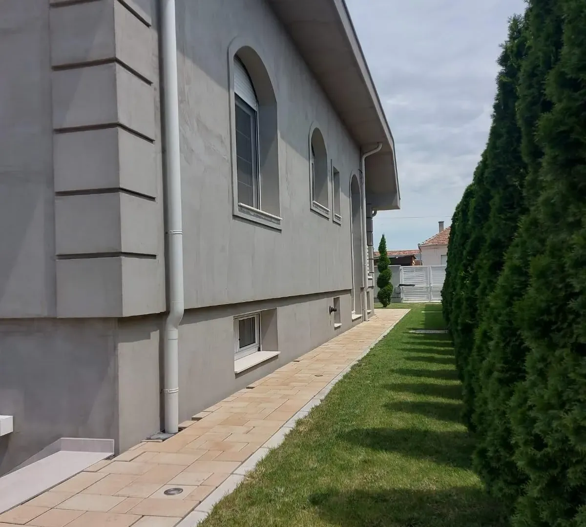 Prodaja, kuća, 380m², Centar, Inđija