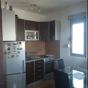 Praktična kuhinja sa trpezarijskim stolom i prozorom. - image 2