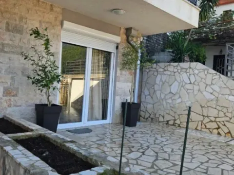 Rent, one bedroom apartment, 60m², Budva, Crna Gora - image 11