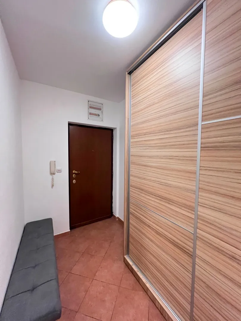 Izdavanje, dvosoban stan, 76m², Centar, Bar