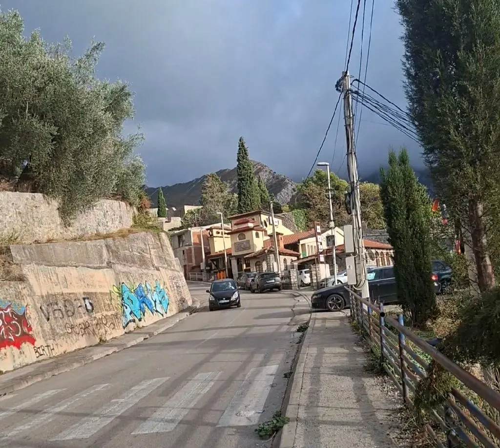 Pogled na ulicu i okolne objekte.