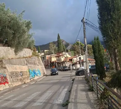 Pogled na ulicu i okolne objekte. - image 7