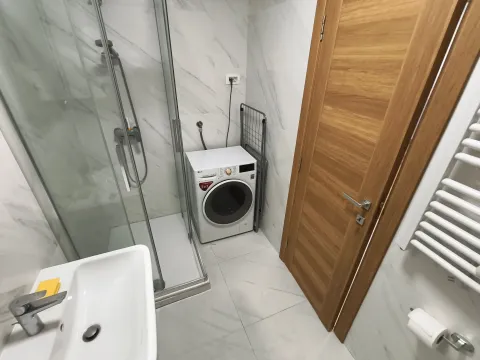 Moderne kupatilo sa tuš kabinom, umivaonikom i veš mašinom. - image 6