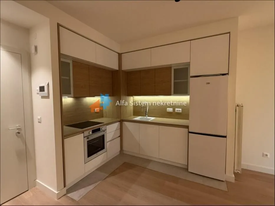 Izdavanje, trosoban stan, 71m², Savski Venac, Beograd