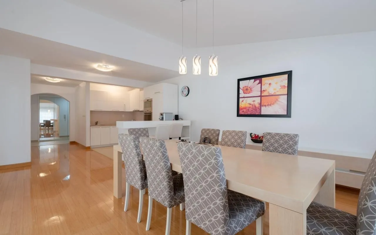 Prodaja, četvorosoban stan, 222m², Podmaine, Budva