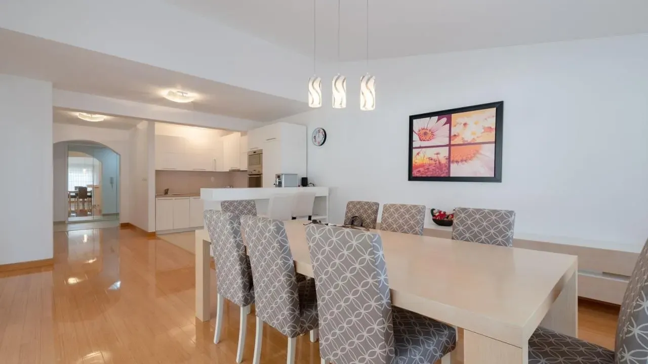 Sale, four bedroom apartment, 222m², Podmaine, Budva