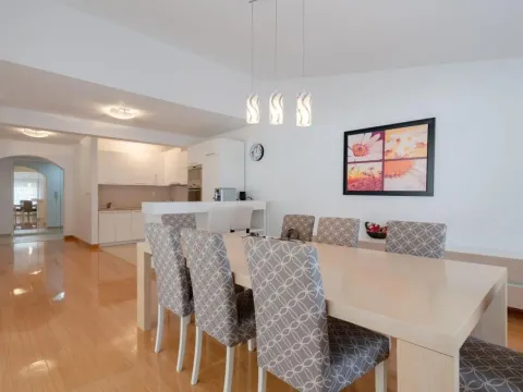 Prodaja, četvorosoban stan, 222m², Podmaine, Budva - image 1