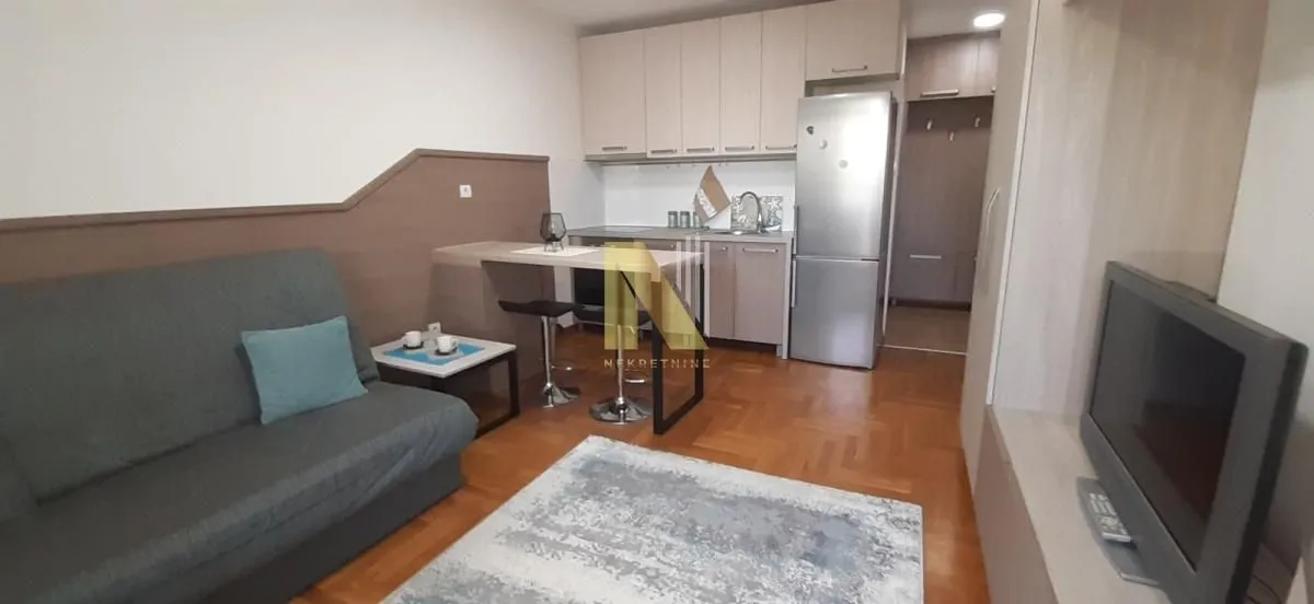 Izdavanje, garsonjera, 27m², Salajka, Novi Sad Sve Podlokacije