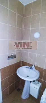 Kupatilo sa umivaonikom i pločicama na zidovima. - image 4