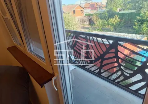 Pogled na terasu i zeleno dvorište kroz balkonska vrata. - image 10