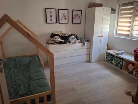 Dječja spavaća soba sa krevetom, ormarom i komodom. - image 6