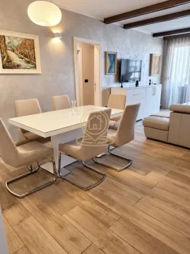 Dnevna soba sa trpezarijom i modernim nameštajem. - image 3