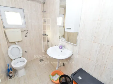 Izdavanje, kuća, 500m², Tološi, Podgorica - image 11